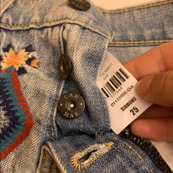 NWT Vintage Like LF Aztec Low Rise Jean Denim Shorts Size 25 - Picture 3 of 3